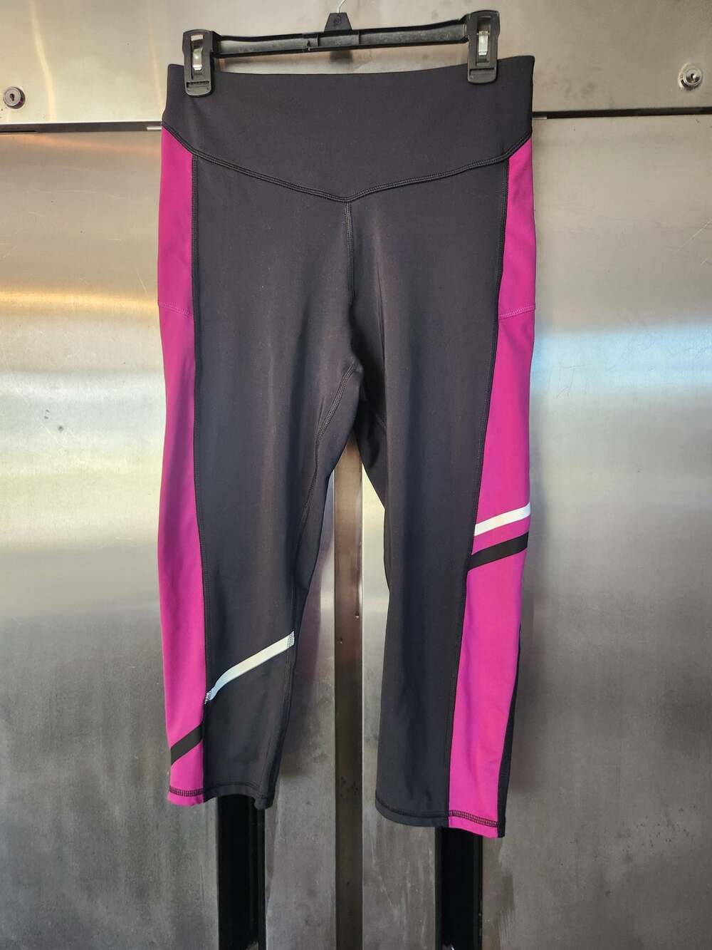Champion Womens Capri Leggings L Gray Magenta Color Block Stretch Athletic Yoga